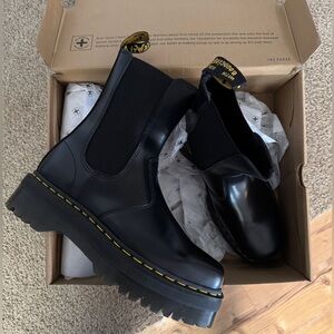 DR. MARTENS - 2976 HI QUAD CHELSEA BOOT